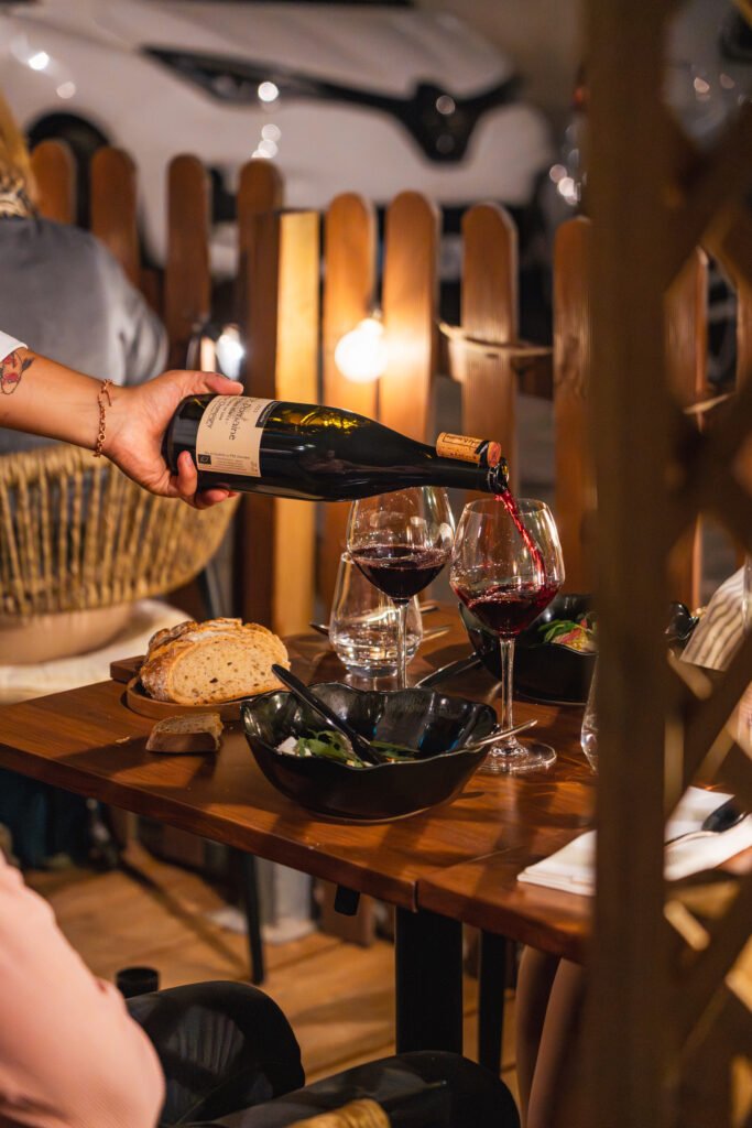 Service du vin à table