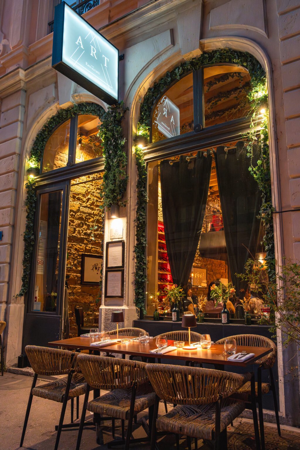 Façade et terrasse du restaurant ART rue Sala, Lyon 2e, le soir