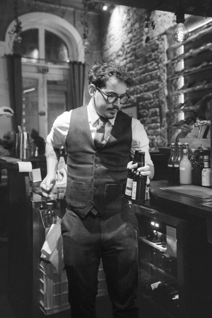 Thibaut Sajot, directeur et hôte d'ART, au bar